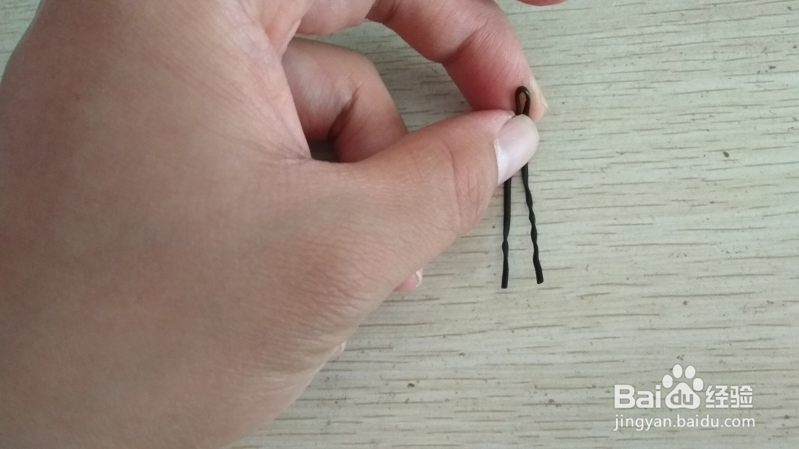 如何用一个数据线绑绳做有凹槽的中性笔的支架