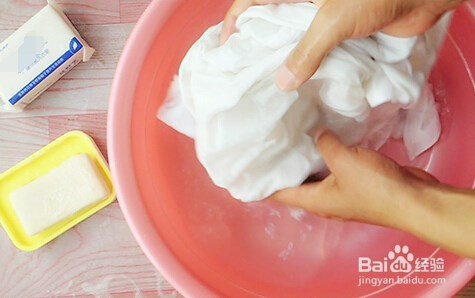 白色衣服被漂白液染色了该怎么办？