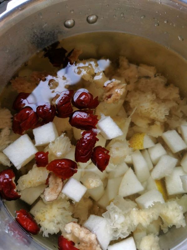 银耳百合雪梨糖水