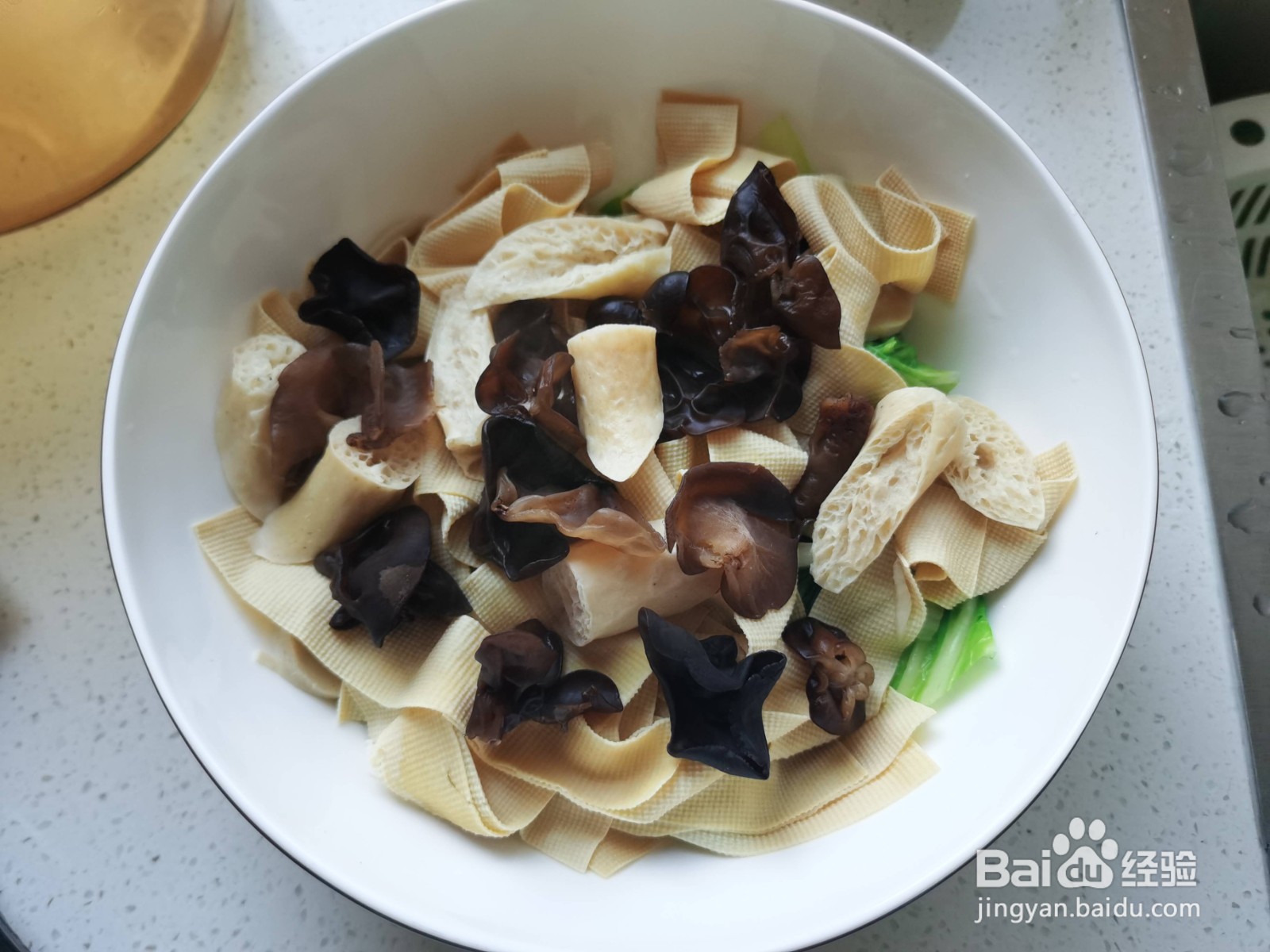 如何在家就能简单制作一份家常水煮肉片呢