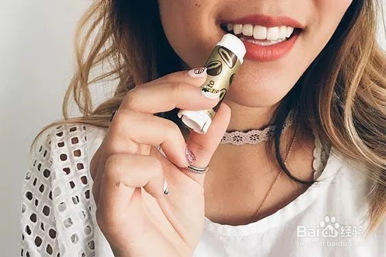 冬天嘴唇开裂让你丑10倍，一招立刻变水润