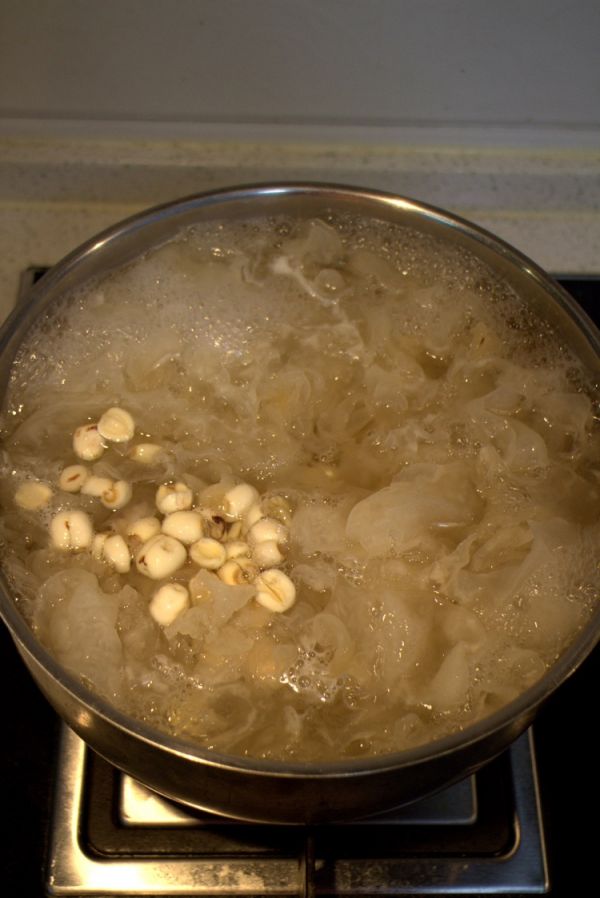 银耳红枣莲子羹