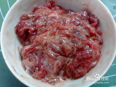 制作美味的牛肉滑蛋