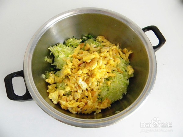 如何制作外筋里嫩的角瓜鸡蛋水煎饺