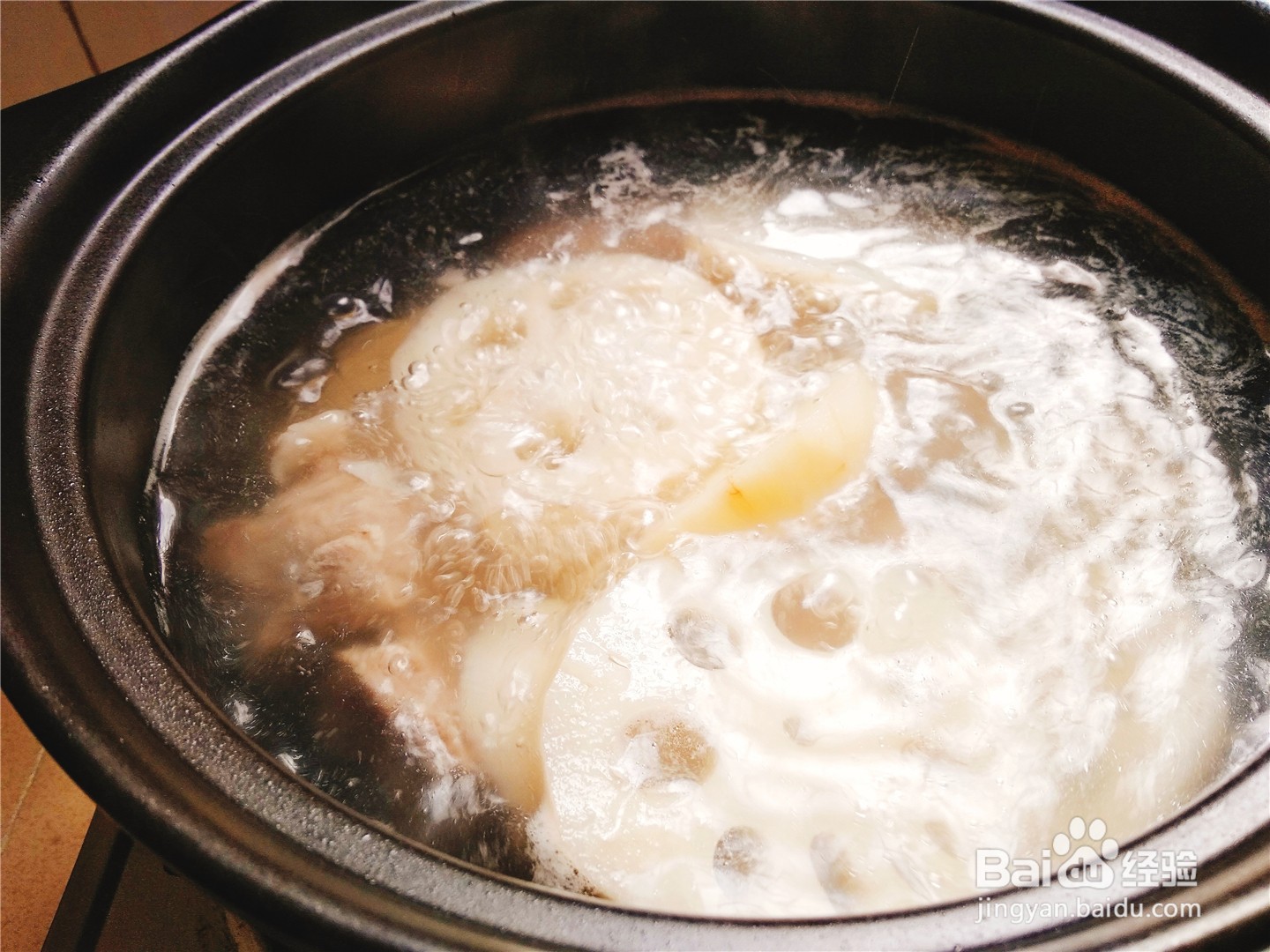 菱角莲藕排骨汤的做法