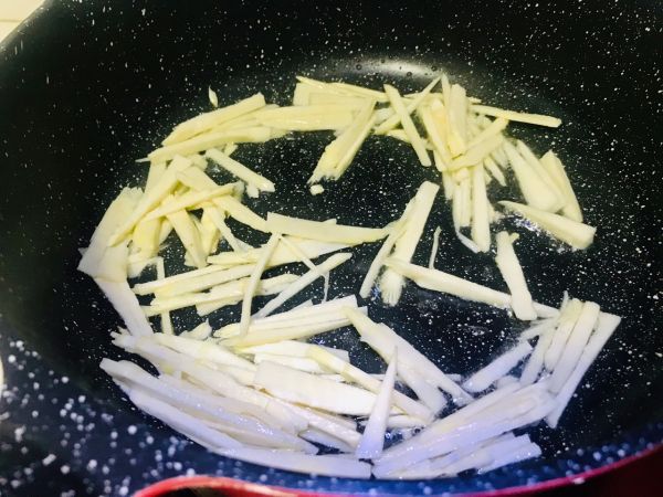 蘑菇冬笋榨菜肉丝炒豆干