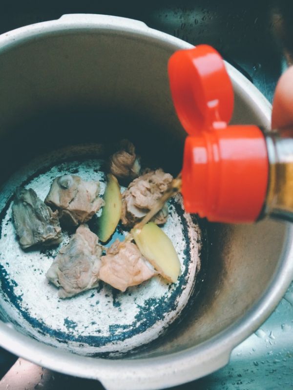 彩蔬玉米猪骨汤