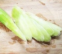 用太太乐三鲜鸡精做清炒莴笋丝