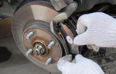 安装刹车片步骤