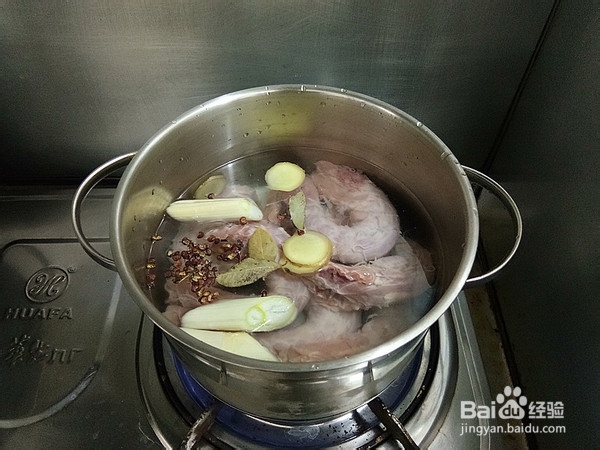 麻辣吮指鸡脖的做法