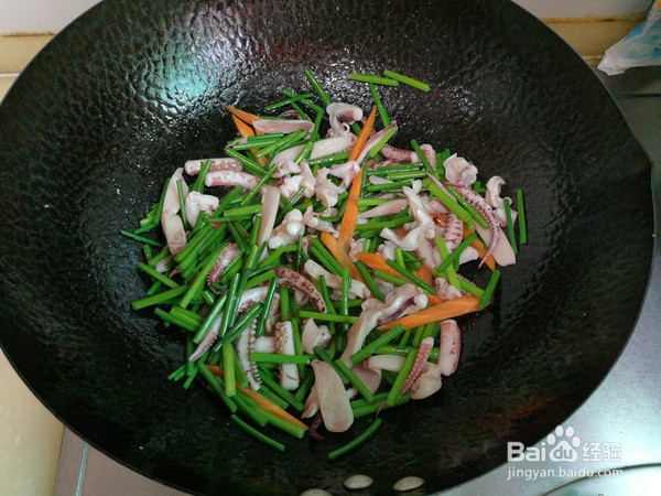 韭菜苔炒鱿鱼头的做法