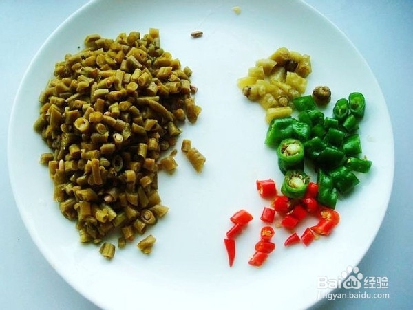 酸豆角炒鸡油渣的做法