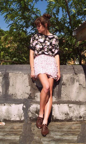 怎样装扮缤纷碎花连衣裙