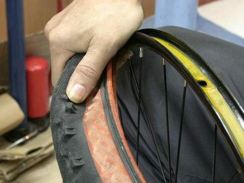 怎样正确地撬胎