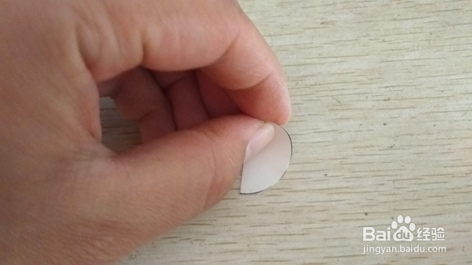 如何用半圆形硬卡纸做简易的手机的支架