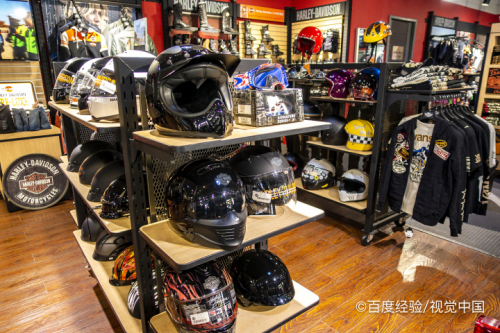 头盔怎样锁在摩托车上?