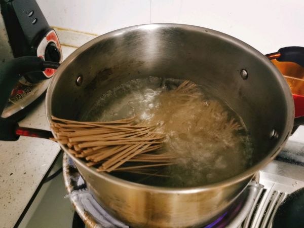 鸡蛋青椒荞麦面