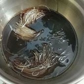 制作海皇蟹黄干捞粉丝煲