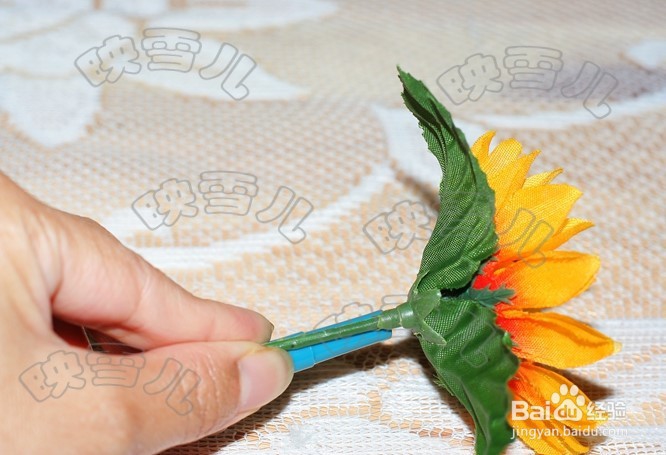 如何用胶花装饰笔