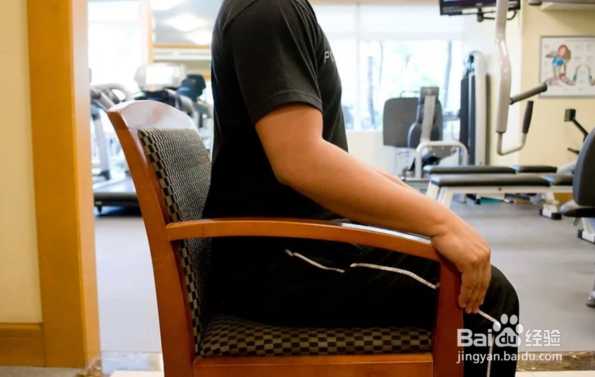 如何坐着练腹肌