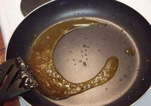 炒糖色什么时候加水