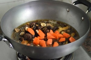 食补佳品胡萝卜香菇炖鸡的做法