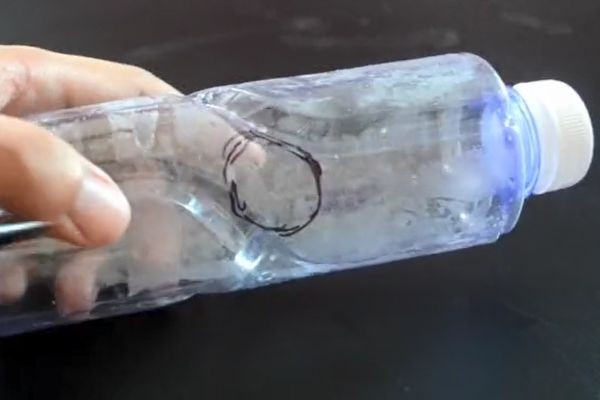 矿泉水瓶扎洞不流水原理