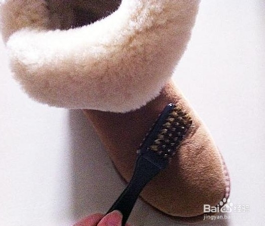 雪地靴上的油渍怎么去除