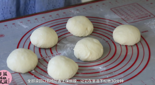 蛋黄肉松拉丝软欧包