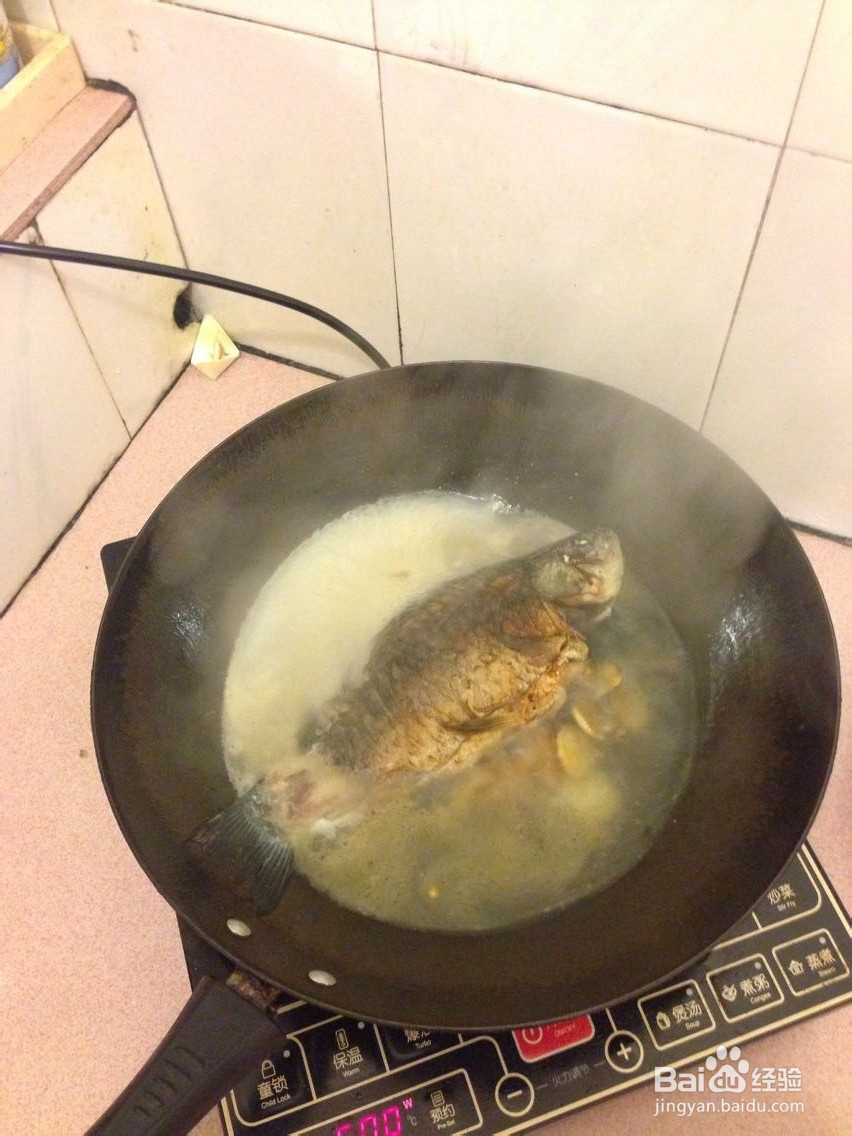 菜鸟都可以完成的鲜甜浓汤:萝卜丝鲫鱼汤