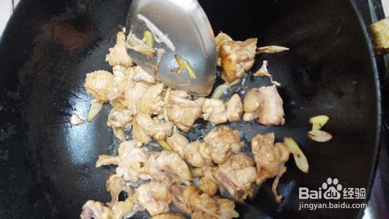 红烧土豆鸡块的做法。