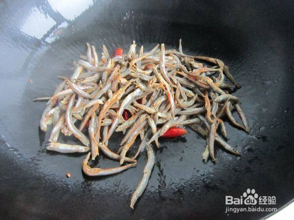 毛芹炒小青鱼的做法