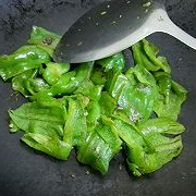 尖椒皮蛋的做法