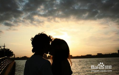 接吻时男孩手的动作表示什么意思