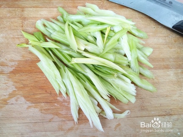 香菇炒芹菜的做法