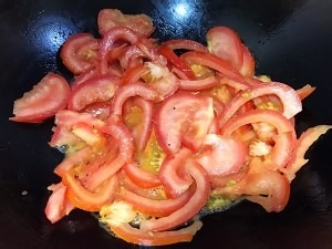 酸汤西红柿娃娃菜煎蛋的做法