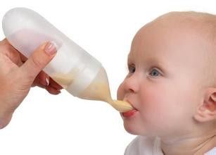 如何用奶瓶给宝宝喂奶？
