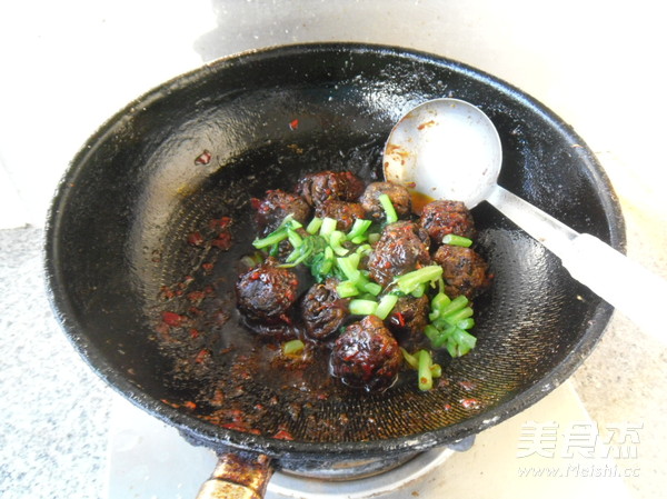 辣酱茄子球的做法