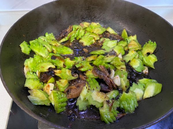 豆豉鲮鱼炒苦瓜