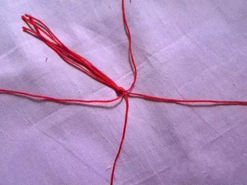 求三个转运珠手链怎样用红绳编