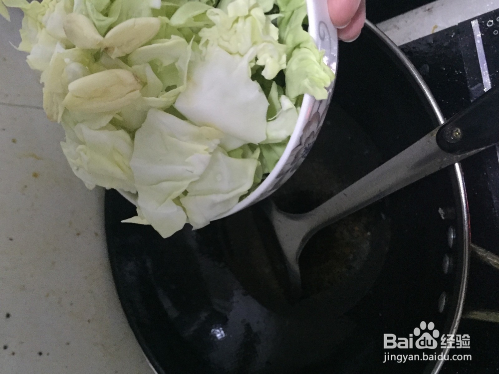 手撕包心菜炒五花肉的简单之法