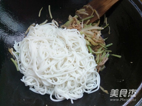 香芹榨菜里脊肉炒米粉