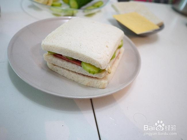 再简单不过的火腿芝士蛋三明治