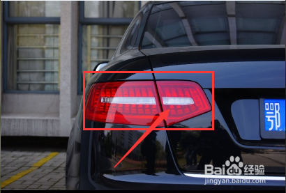 汽车钥匙锁在后备箱怎么办