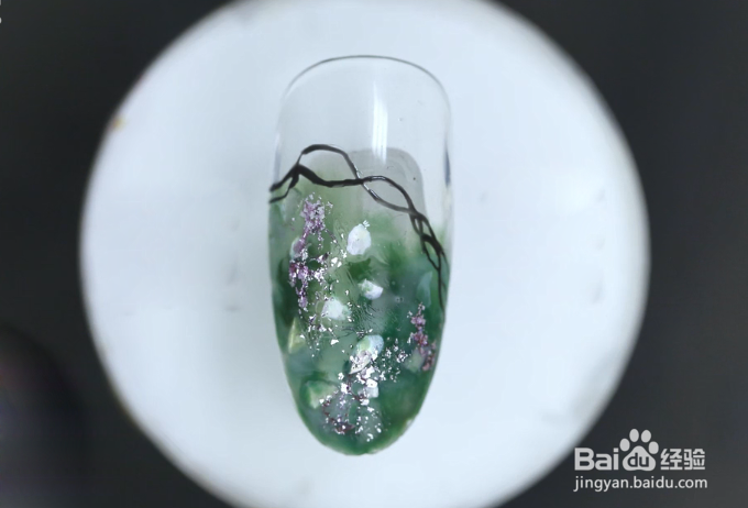 怎样做绿色晕染贝壳美甲？