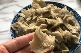 手撕孜然小面筋的做法