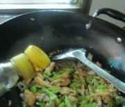 油豆腐炒肉的做法