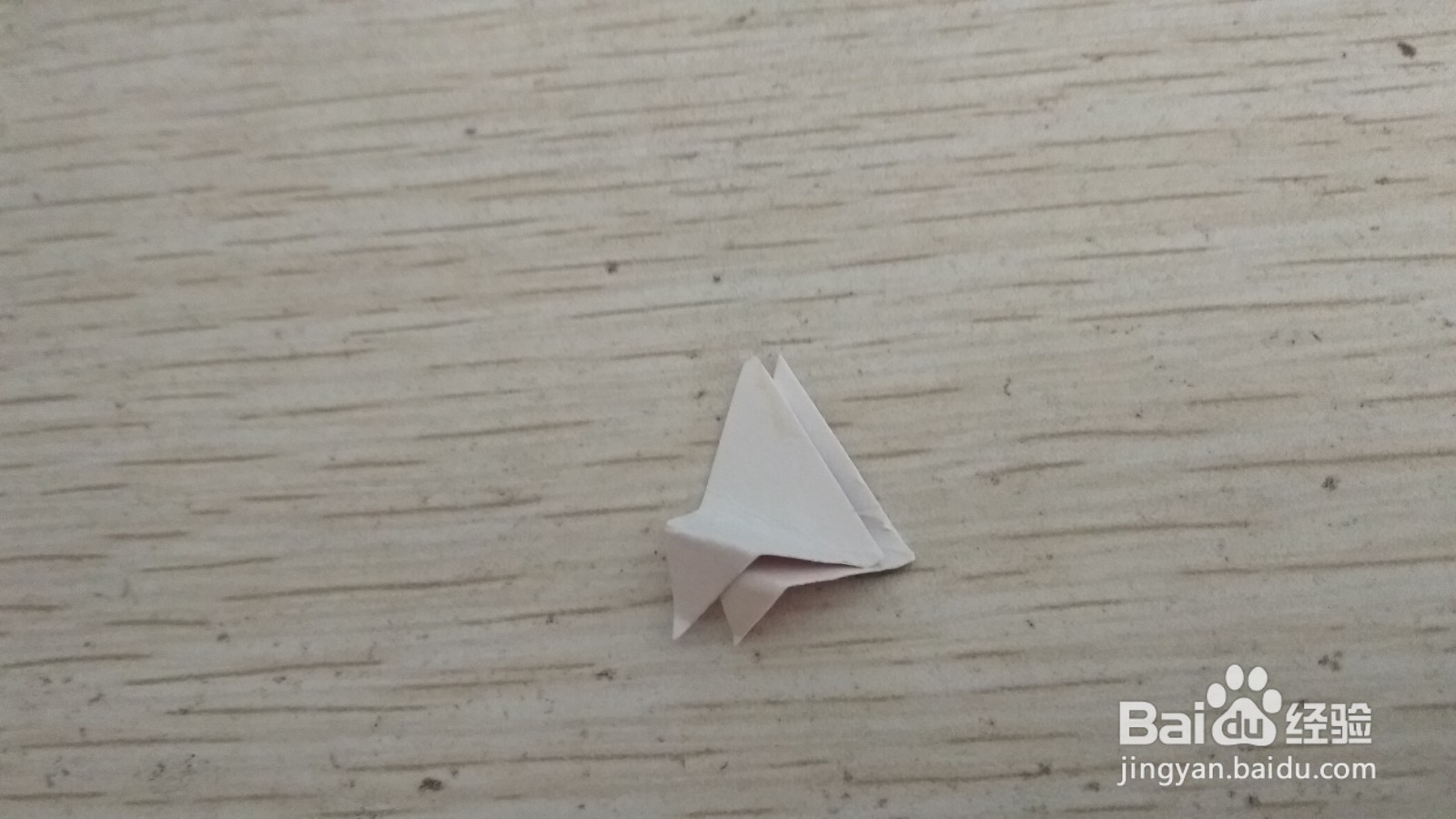 如何用两个三角形硬卡纸做简易的中性笔的支架
