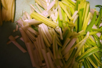 美味木耳炒蒜苗