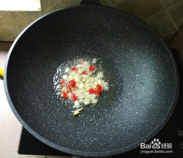 如何制作韭菜炒花甲